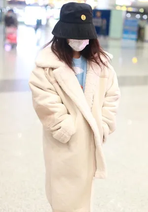 赖美云米色绒外套可爱呆萌机场照图片