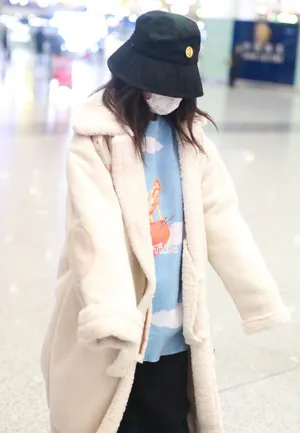 赖美云米色绒外套可爱呆萌机场照图片_2
