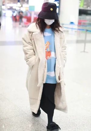 赖美云米色绒外套可爱呆萌机场照图片_3