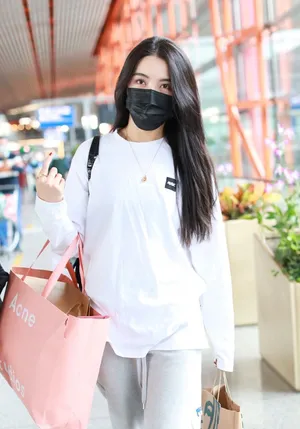 戴萌许杨玉琢黑白搭配机场照图片