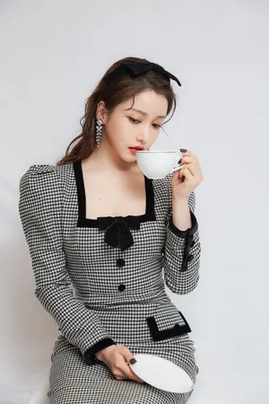 姜贞羽复古公主裙性感写真图片