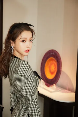 姜贞羽复古公主裙性感写真图片_2