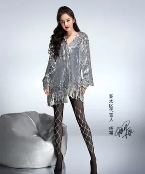 杨幂黑丝凹凸身材纤细美腿写真图片_4