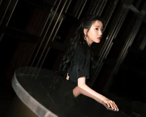 姜贞羽俏皮黑色搭配写真图片