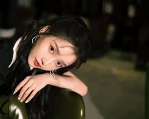 姜贞羽俏皮黑色搭配写真图片_2