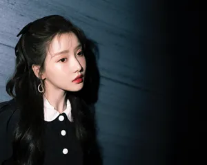姜贞羽俏皮黑色搭配写真图片_3
