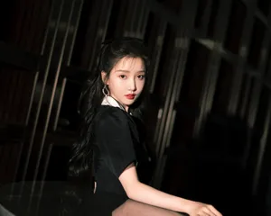 姜贞羽俏皮黑色搭配写真图片_5