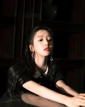 姜贞羽俏皮黑色搭配写真图片_8