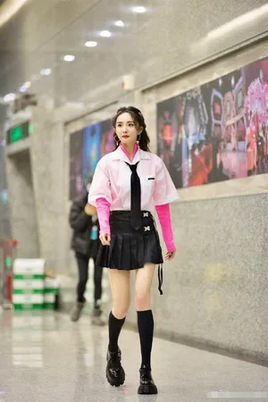 杨幂学院风造型甜美可人美照图片