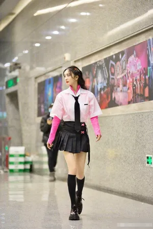 杨幂学院风造型甜美可人美照图片