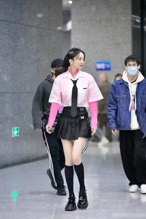 杨幂学院风造型甜美可人美照图片_2