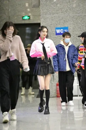 杨幂学院风造型甜美可人美照图片_5