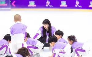 孔雪儿镂空上衣甜美可爱美照图片