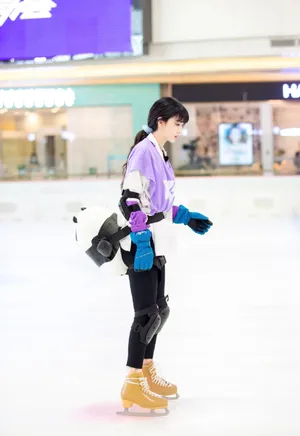 孔雪儿镂空上衣甜美可爱美照图片_2