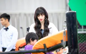 孔雪儿镂空上衣甜美可爱美照图片_3