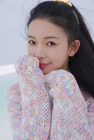 陈瑶毛衣白裙优雅甜美写真图片