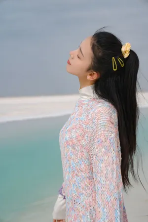 陈瑶毛衣白裙优雅甜美写真图片