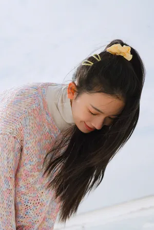 陈瑶毛衣白裙优雅甜美写真图片_5