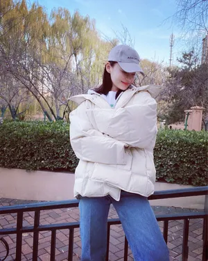 袁姗姗羽绒服温暖私服照图片