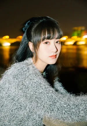 袁冰妍灰色毛衣甜美写真图片