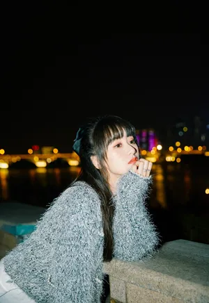 袁冰妍灰色毛衣甜美写真图片