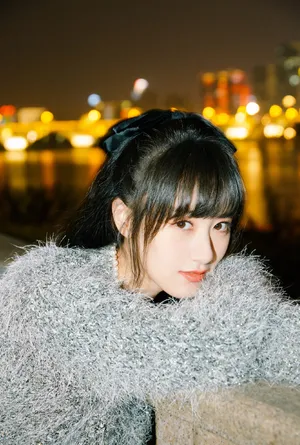 袁冰妍灰色毛衣甜美写真图片_2
