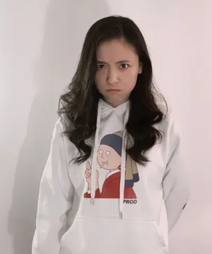 吴倩白色卫衣可爱搞怪写真图片_2
