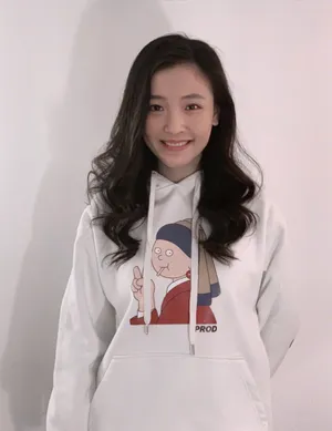 吴倩白色卫衣可爱搞怪写真图片_3