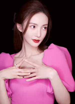 金晨红色开叉裙性感写真图片_2