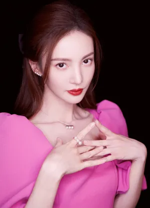 金晨红色开叉裙性感写真图片_3