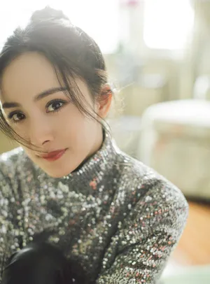 杨幂亮片上衣皮裤个性时尚写真图片_4