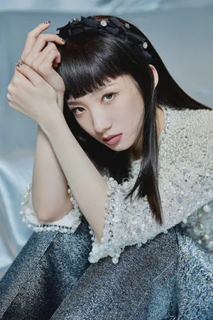 孟美岐齐刘海直发摩登写真图片_5