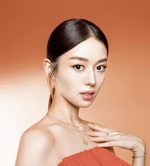 吉娜红裙精致优雅写真图片