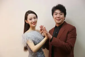 吉娜红裙精致优雅写真图片