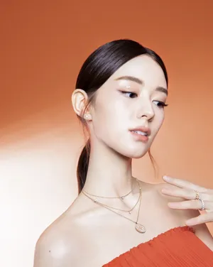 吉娜红裙精致优雅写真图片_2