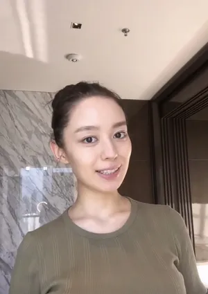 吉娜红裙精致优雅写真图片_3