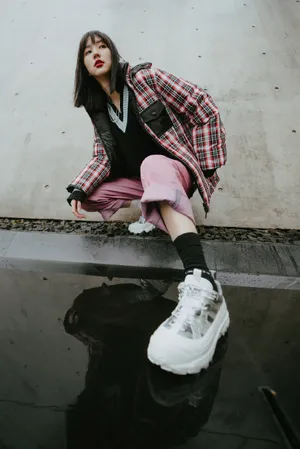王悦伊格外套装甜酷写真图片