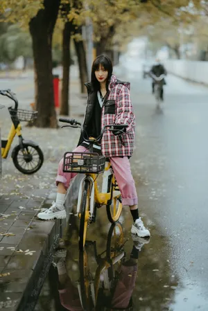 王悦伊格外套装甜酷写真图片_2