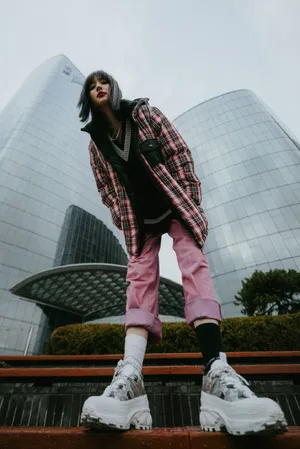 王悦伊格外套装甜酷写真图片_3