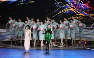 戚薇墨绿旗袍皮靴摩登时尚美照图片