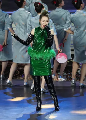戚薇墨绿旗袍皮靴摩登时尚美照图片_3