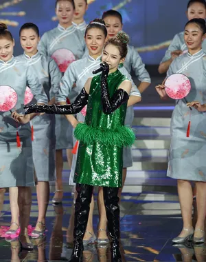 戚薇墨绿旗袍皮靴摩登时尚美照图片_7