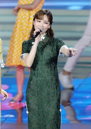 金莎墨绿色旗袍甜美典雅高贵写真图片