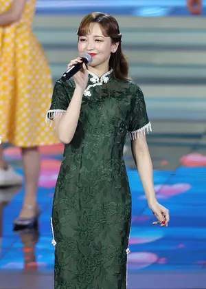 金莎墨绿色旗袍甜美典雅高贵写真图片_3
