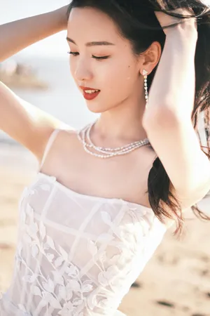 陈都灵白色连衣裙优雅贤淑美照图片_3