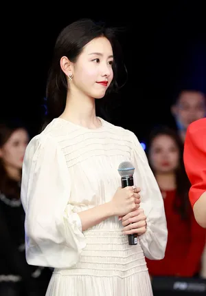 陈都灵白色连衣裙优雅贤淑美照图片_4