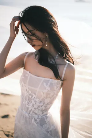 陈都灵白色连衣裙优雅贤淑美照图片_5