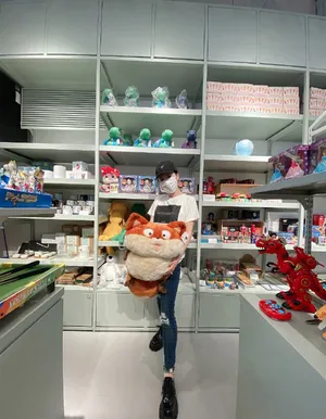 李念口罩帽子遮面低调可爱美照图片_2