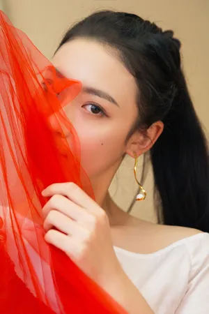 杨祺如红色薄纱优雅时尚写真图片_1