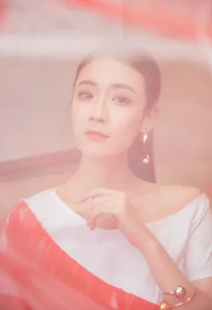 杨祺如红色薄纱优雅时尚写真图片_3